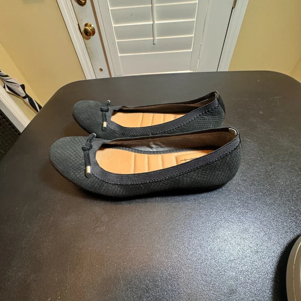 Me Too size 7.5 black leather flats
